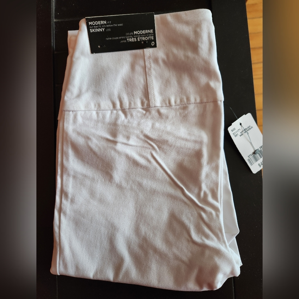 Le Chateau NWT Slim White "Ankle" Pants